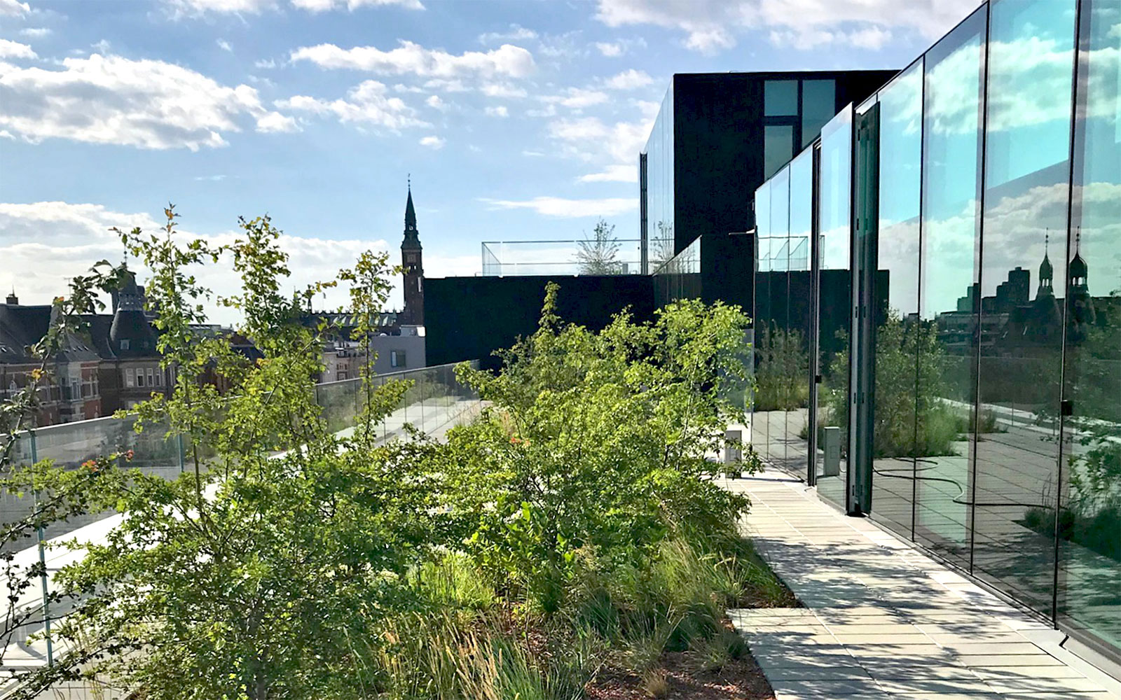Approx. 3,000 m² of walkways and vegetated areas have been installed on different building levels.  Roof terrace with plant beds and paving